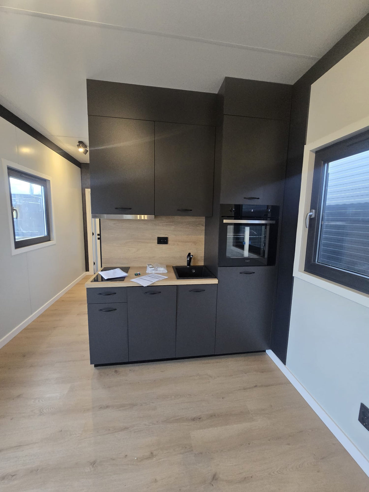 Gerealiseerde woonunit van 13 × 3,2 meter in Hillegom met slaapkamer, extra kamer, complete keuken en gescheiden sanitair