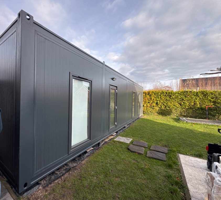 Gerealiseerde mantelzorgwoning van 12 × 3,2 meter in Raamsdonk met aangepaste badkamer en complete keuken