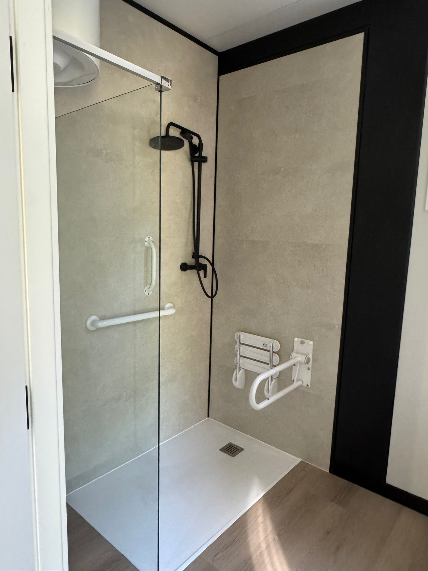 Mantelzorgwoning van 13 × 3,2 meter in Prinsenbeek