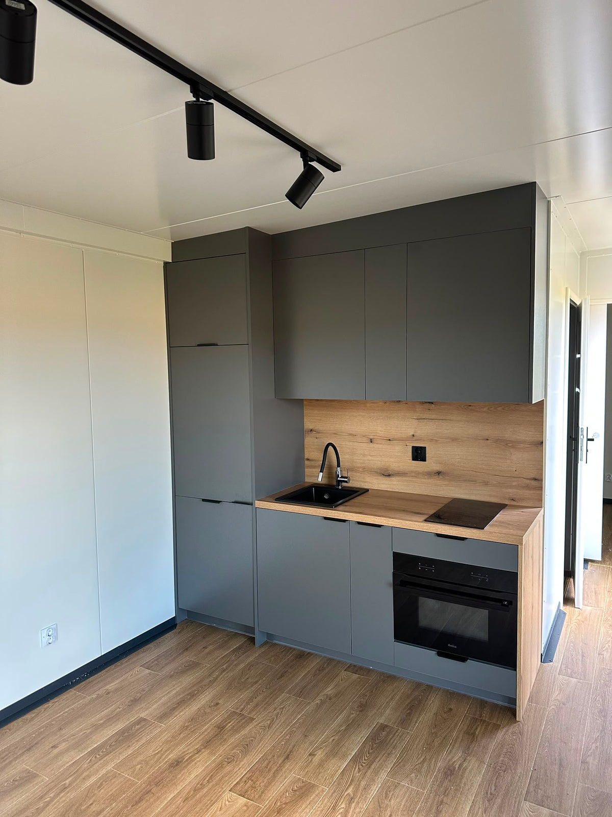 Woonunit van 8 × 3,2 meter voor tijdelijke huisvesting in Nagele