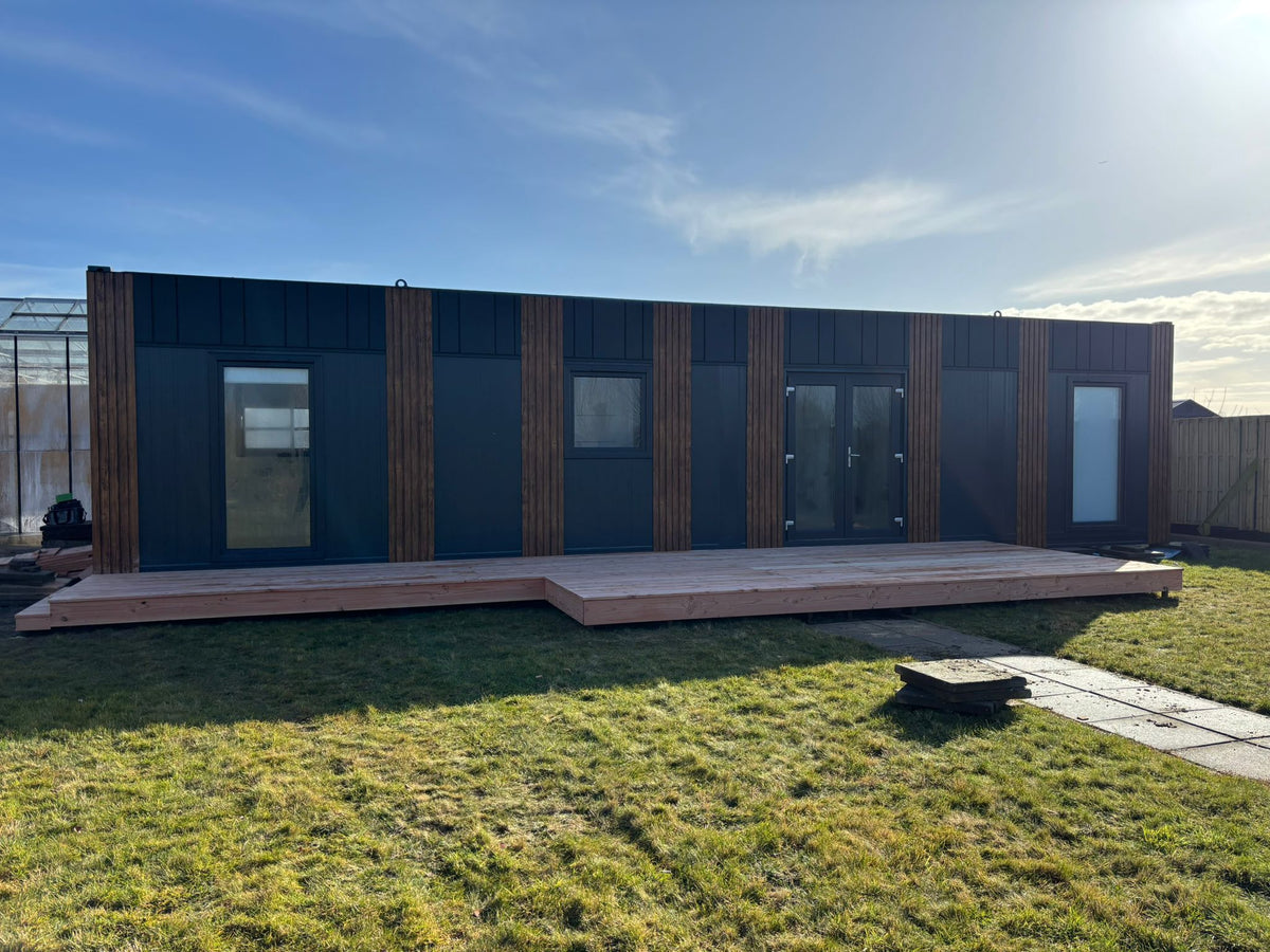 Gerealiseerde woonunit van 13 × 3,2 meter in Hillegom met slaapkamer, extra kamer, complete keuken en gescheiden sanitair
