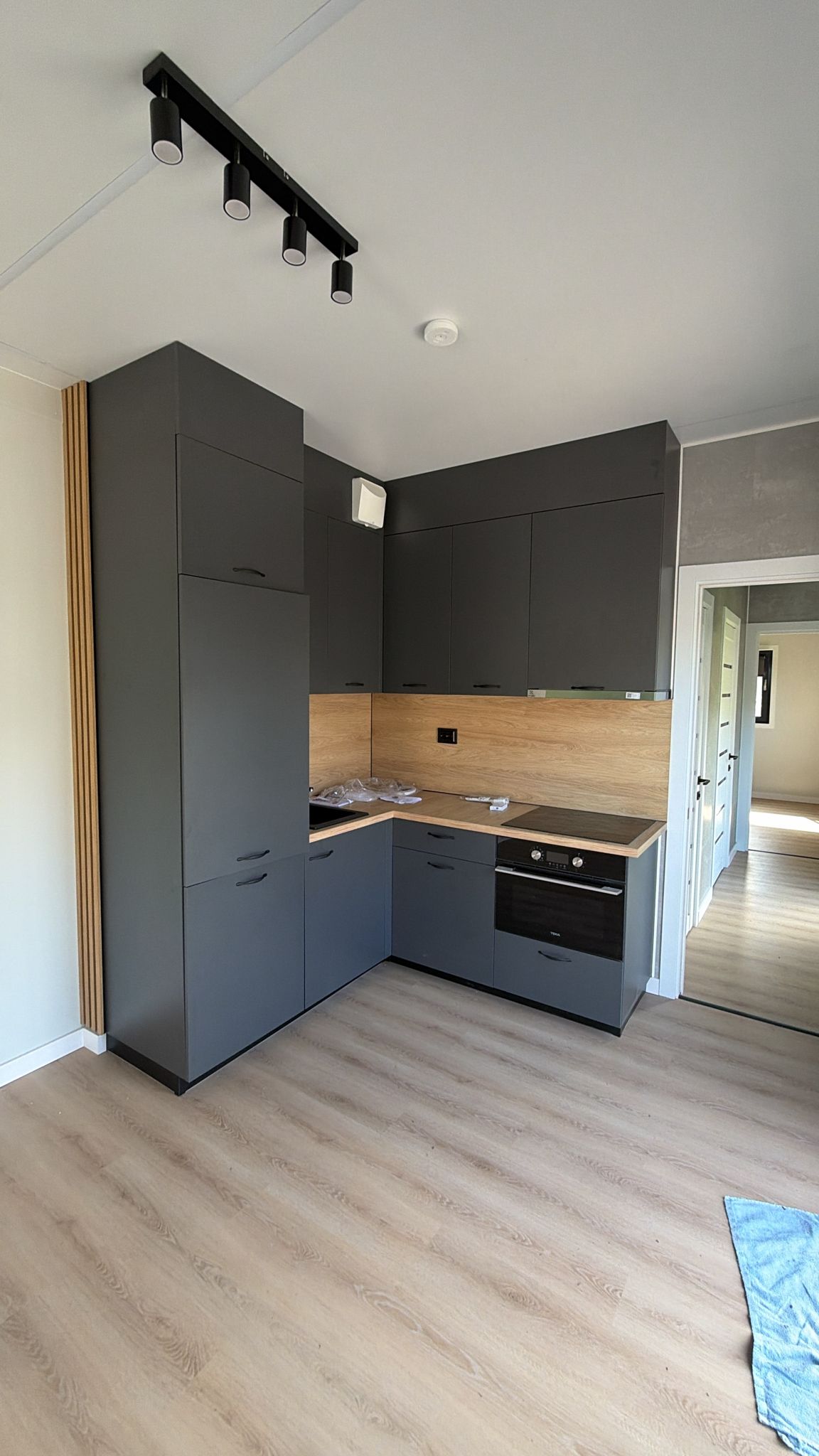 Mantelzorgwoning van 13 × 3,2 meter in Katlijk met houtlook gevelaccenten, hoekkeuken en aangepaste badkamer