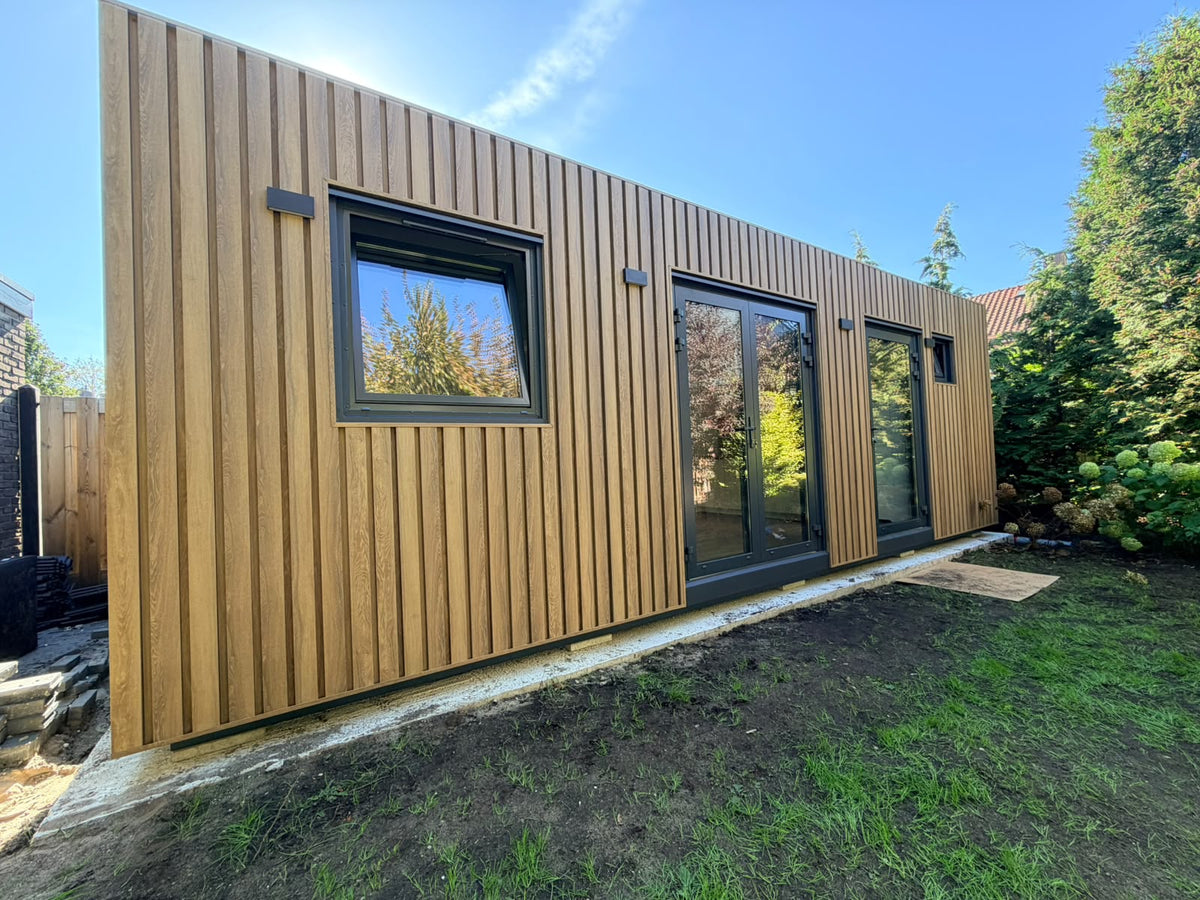 Woonunit van 8 × 3,2 meter geplaatst in een tuin in Krimpen aan den IJssel als zelfstandige woonruimte voor de zoon