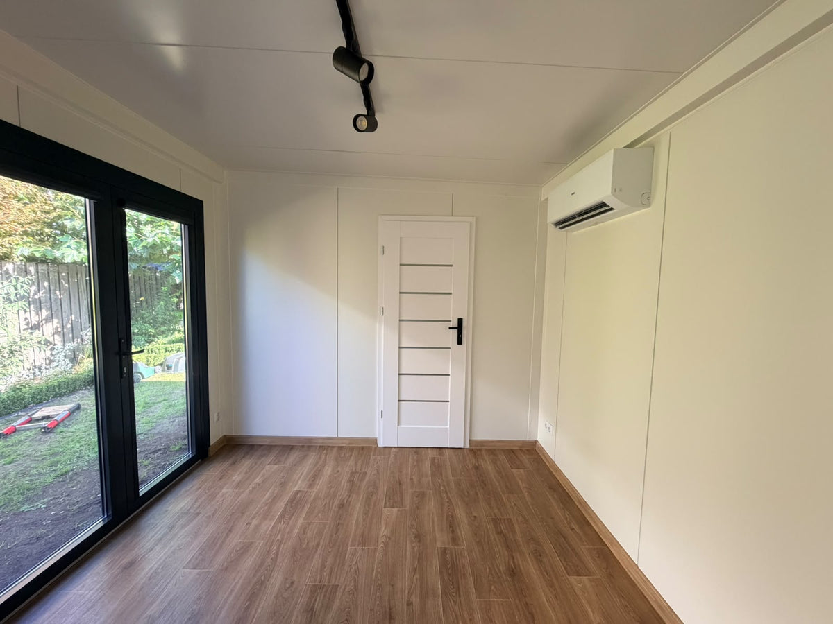 Woonunit van 8 × 3,2 meter geplaatst in een tuin in Krimpen aan den IJssel als zelfstandige woonruimte voor de zoon