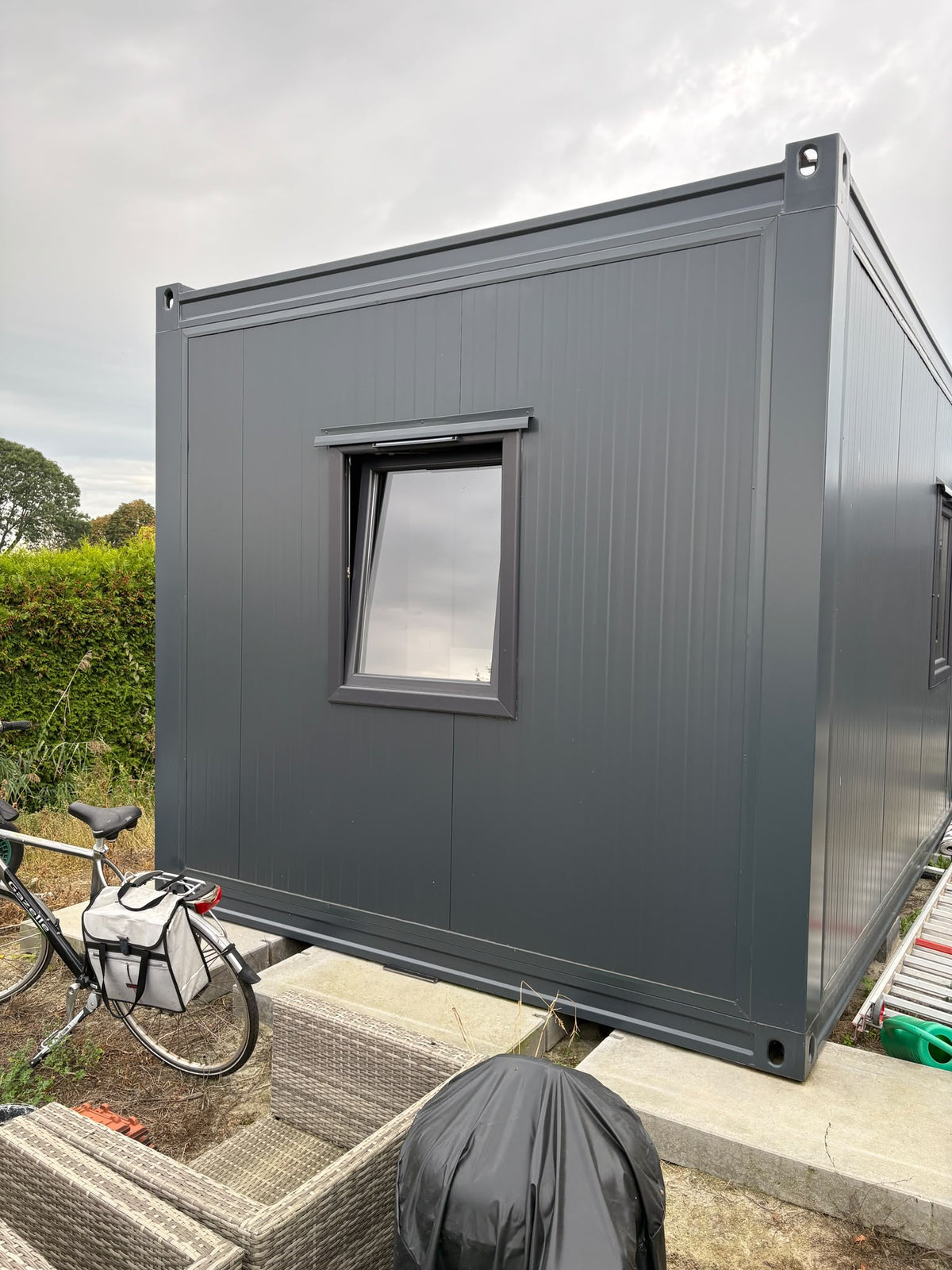 Tweedehands woonunit 26m² (8x3,2m) - 1 slaapkamer (links) - RO