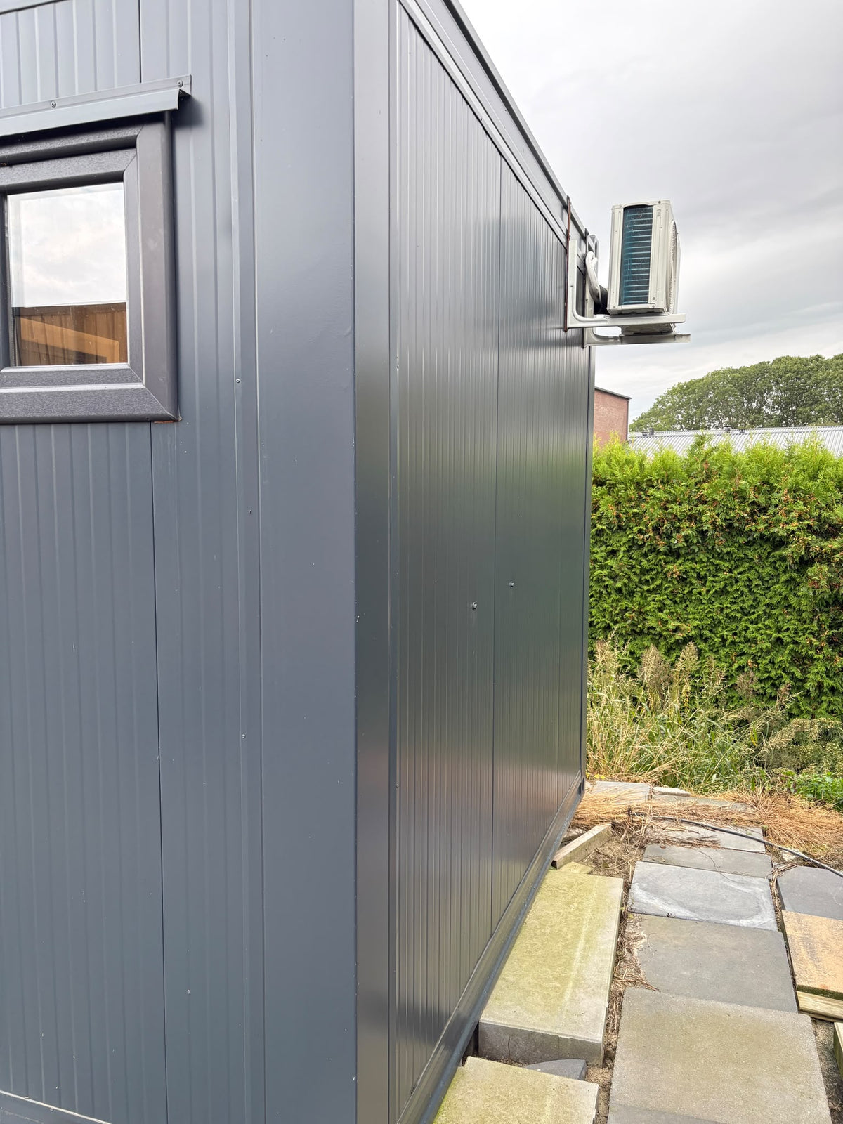 Tweedehands woonunit 26m² (8x3,2m) - 1 slaapkamer (links) - RO