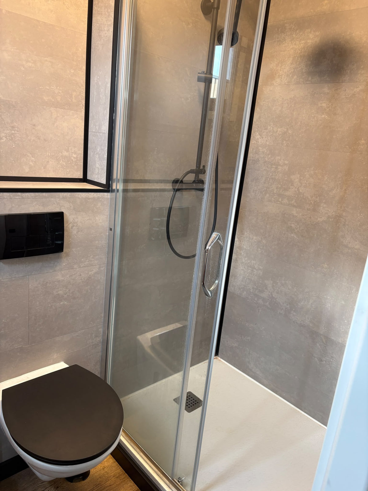Tweedehands woonunit 26m² (8x3,2m) - 1 slaapkamer (rechts) - RO