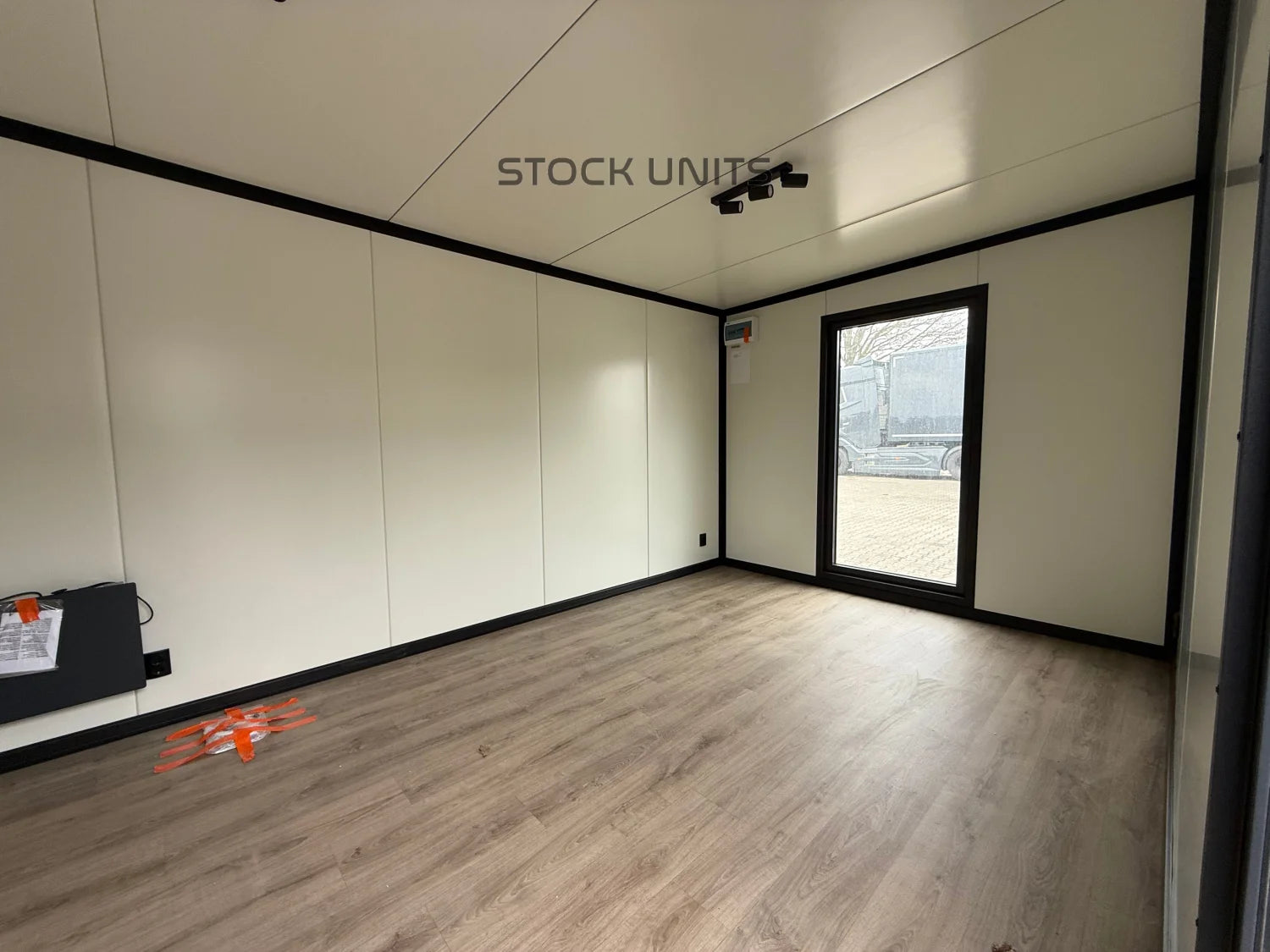 Kantoorunit met Toilet & Douche 22m2 7x3,2m