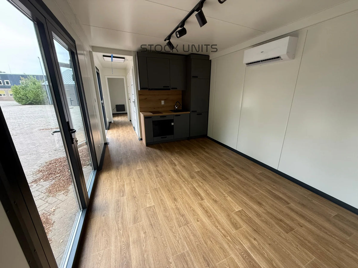 Gerealiseerde woonunit van 9 × 3,2 meter in Almere met slaapkamer, complete keuken en badkamer