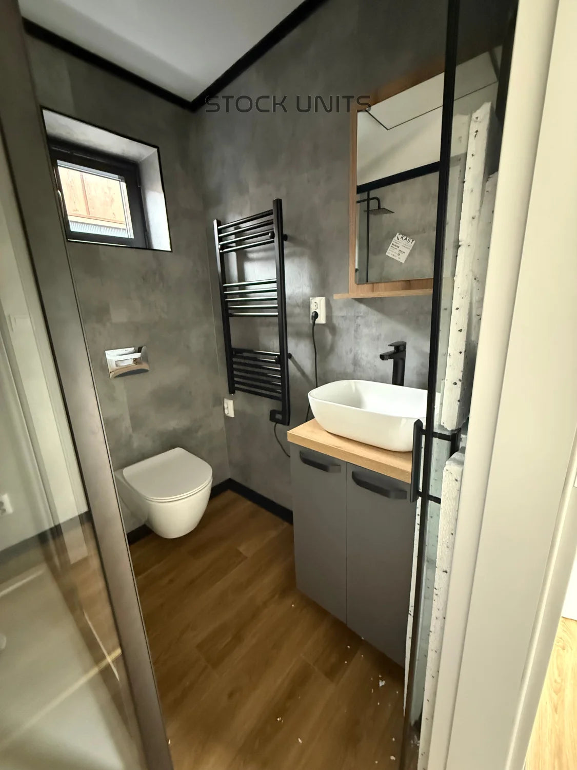 Gerealiseerde woonunit van 9 × 3,2 meter in Almere met slaapkamer, complete keuken en badkamer