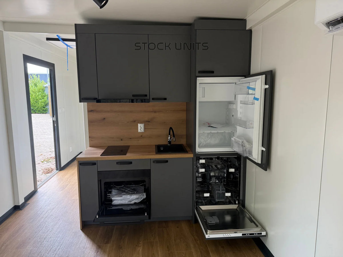 Gerealiseerde woonunit van 9 × 3,2 meter in Almere met slaapkamer, complete keuken en badkamer