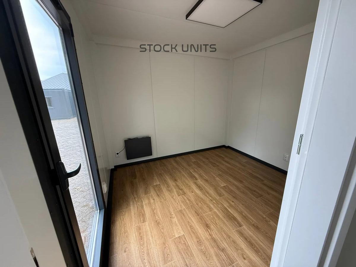 Gerealiseerde woonunit van 9 × 3,2 meter in Almere met slaapkamer, complete keuken en badkamer
