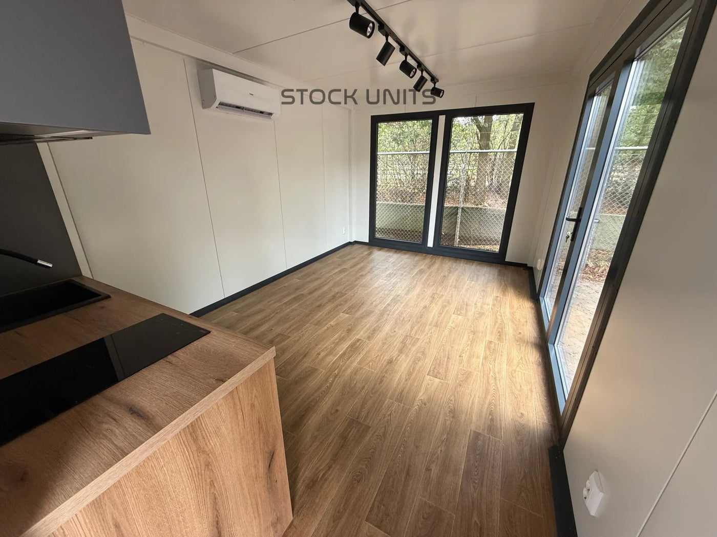Gerealiseerde woonunit van 9 × 3,2 meter in Almere met slaapkamer, complete keuken en badkamer